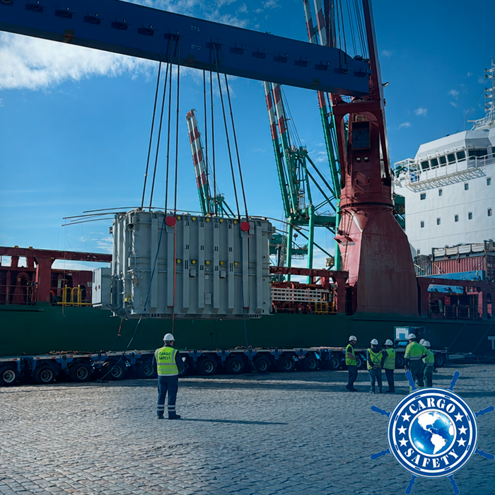 Inspeção de cargas no Porto de Santos com surveyor da Cargo Safety acompanhando operação de içamento de transformador